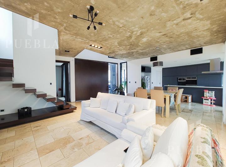 Casa · 211m² · 4 Ambientes · 1 Cochera