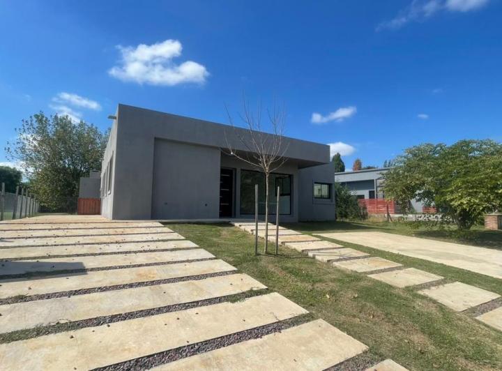 Casa · 850m² · 4 Ambientes · 4 Cocheras