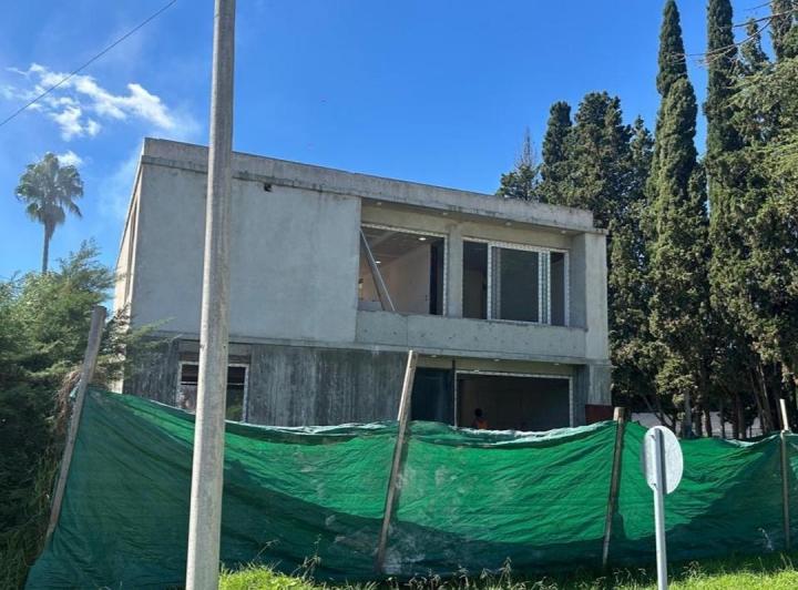 Casa · 180m² · 4 Ambientes · 7 Cocheras