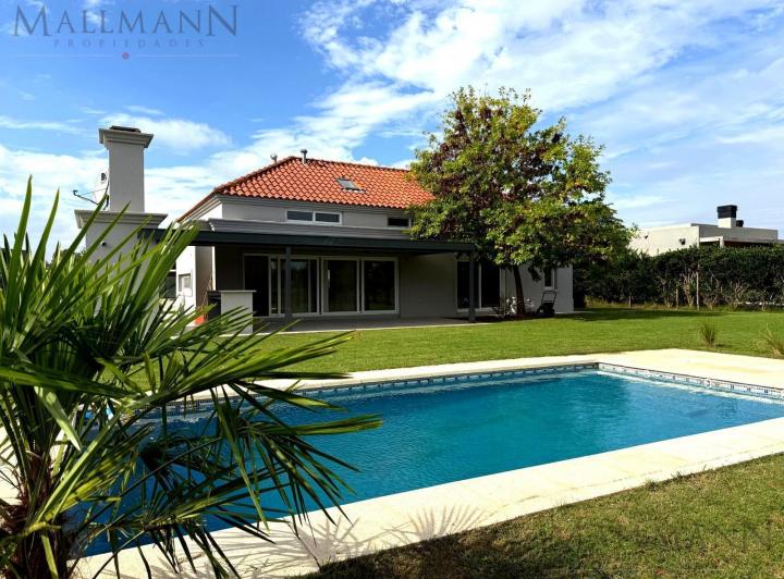 Casa · 131m² · 5 Ambientes · 2 Cocheras