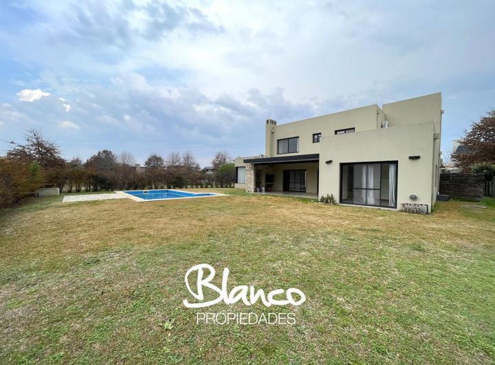 Casa · 260m² · 4 Ambientes · 2 Cocheras