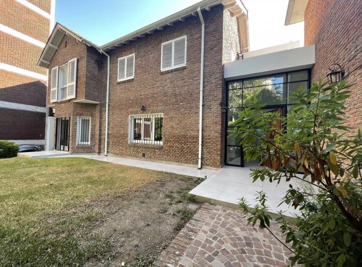 Casa · 378m² · 6 Ambientes · 4 Cocheras