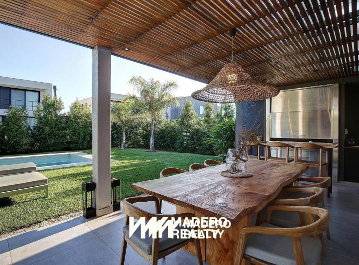 Casa · 223m² · 4 Ambientes · 4 Cocheras