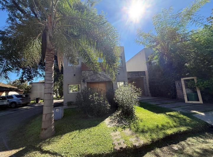 Casa · 308m² · 4 Ambientes · 2 Cocheras