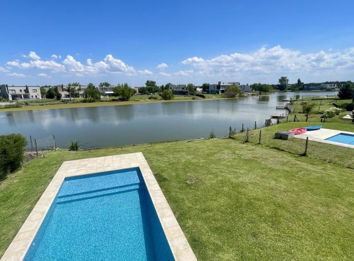 Casa · 202m² · 5 Ambientes · 4 Cocheras