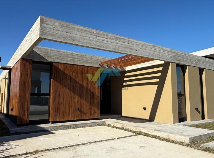 Casa · 209m² · 5 Ambientes · 2 Cocheras