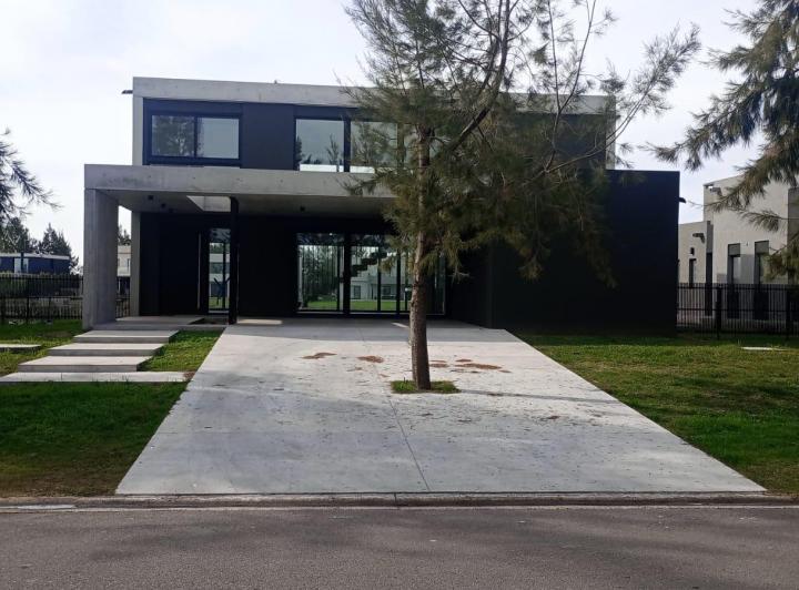 Casa · 220m² · 5 Ambientes · 2 Cocheras