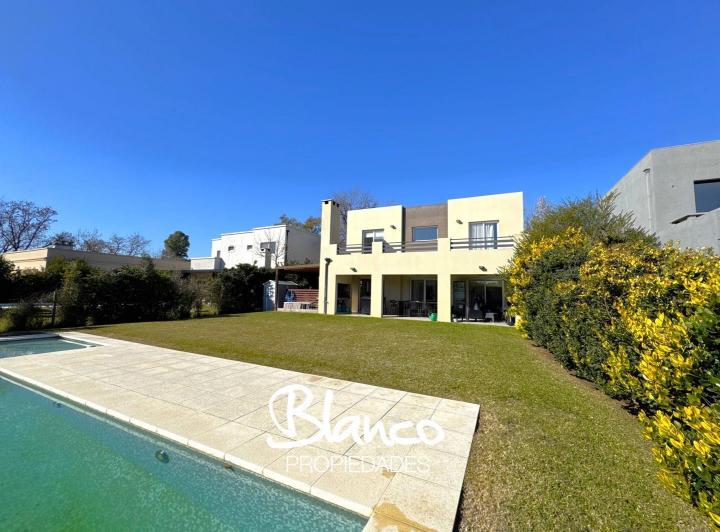Casa · 163m² · 5 Ambientes · 2 Cocheras