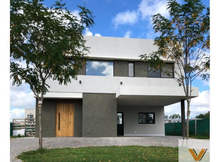 Casa · 230m² · 4 Ambientes · 2 Cocheras