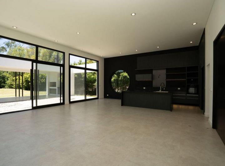 Casa · 185m² · 4 Ambientes · 2 Cocheras