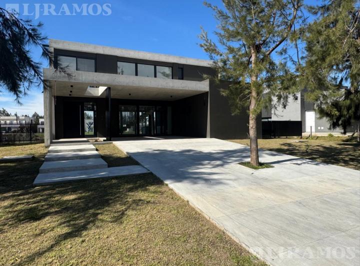 Casa · 220m² · 5 Ambientes · 4 Cocheras