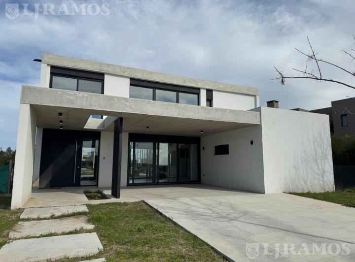 Casa · 220m² · 5 Ambientes · 4 Cocheras