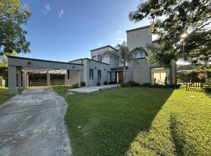 Casa · 220m² · 5 Ambientes · 4 Cocheras