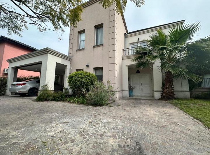 Casa · 241m² · 5 Ambientes · 4 Cocheras