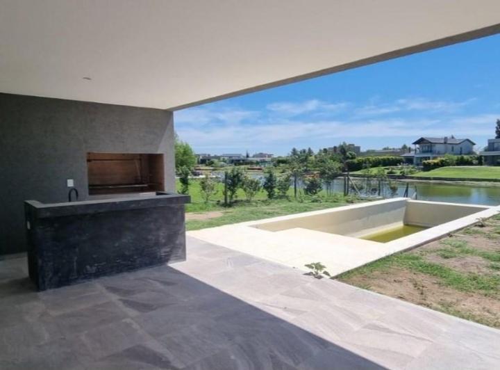 Casa · 245m² · 4 Ambientes · 2 Cocheras
