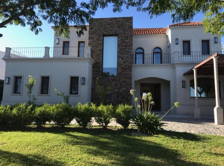 Casa · 300m² · 6 Ambientes