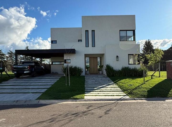 Casa · 280m² · 5 Ambientes · 2 Cocheras