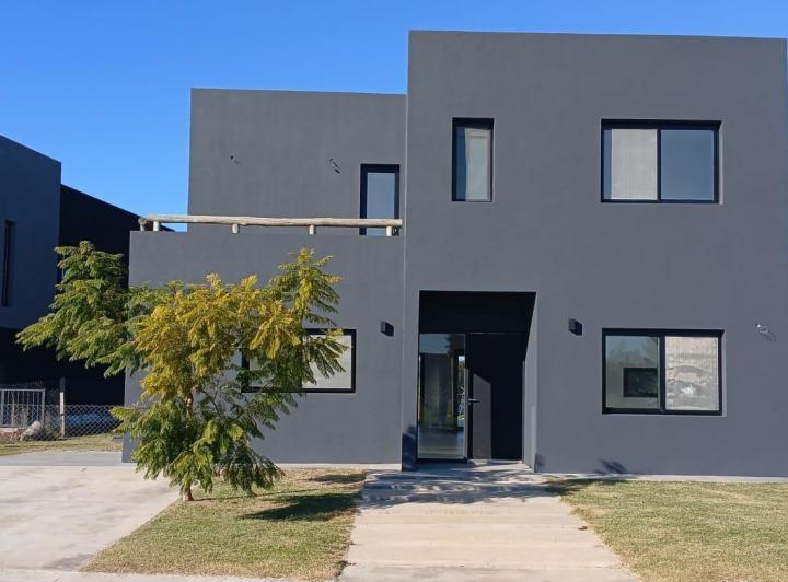 Casa · 265m² · 5 Ambientes · 2 Cocheras