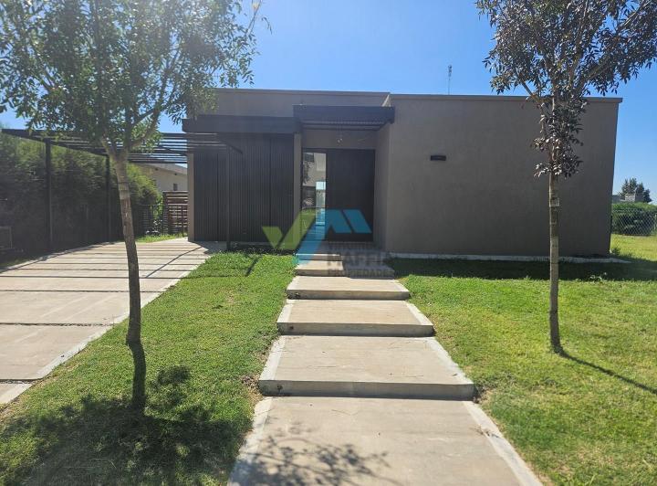 Casa · 145m² · 4 Ambientes · 2 Cocheras