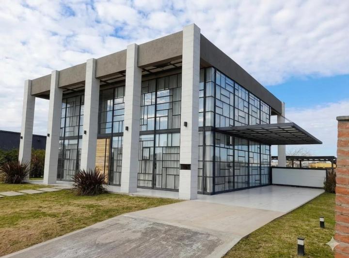 Casa · 180m² · 5 Ambientes · 6 Cocheras