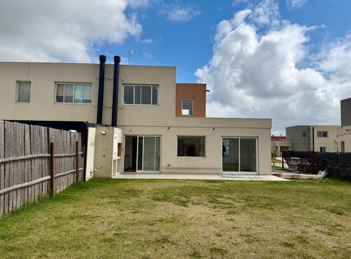 Casa · 90m² · 4 Ambientes · 3 Cocheras