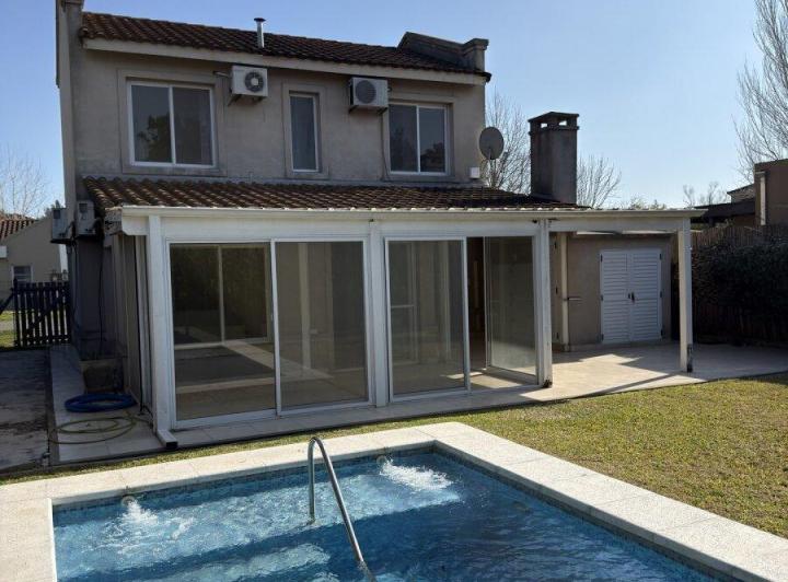 Casa · 104m² · 6 Ambientes · 2 Cocheras