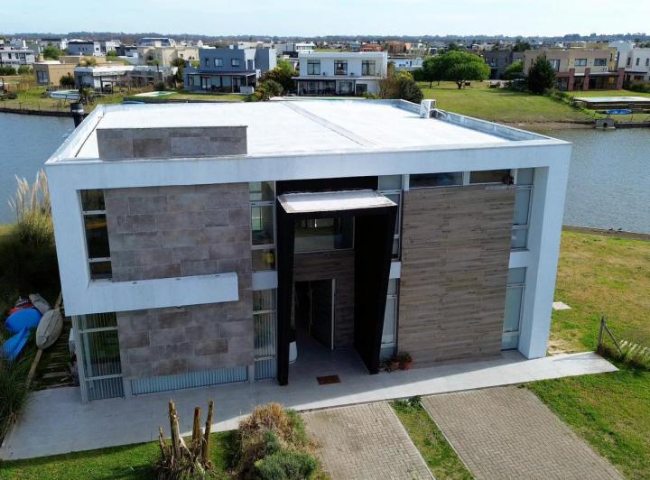 Casa · 1200m² · 4 Ambientes · 4 Cocheras