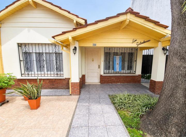 Casa · 200m² · 4 Ambientes · 3 Cocheras
