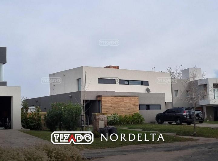 Casa · 306m² · 4 Ambientes · 1 Cochera