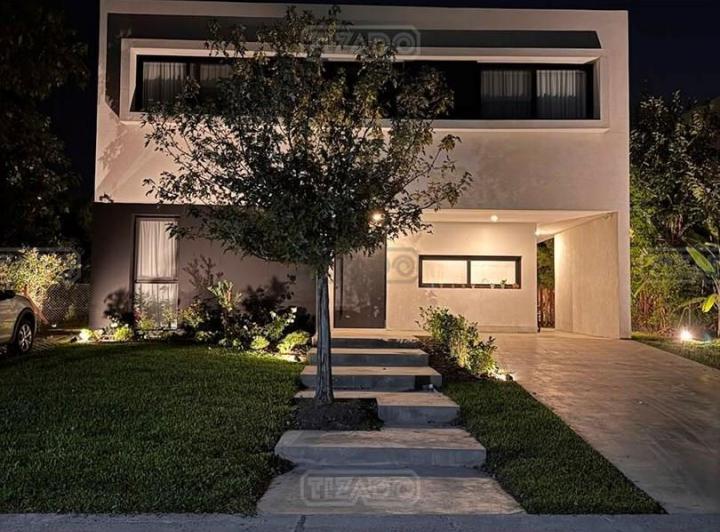 Casa · 216m² · 4 Ambientes · 2 Cocheras