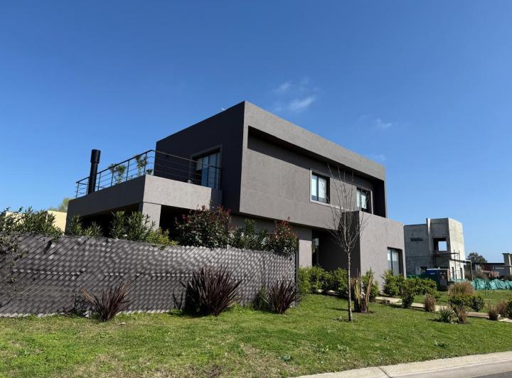 Casa · 170m² · 4 Ambientes · 1 Cochera