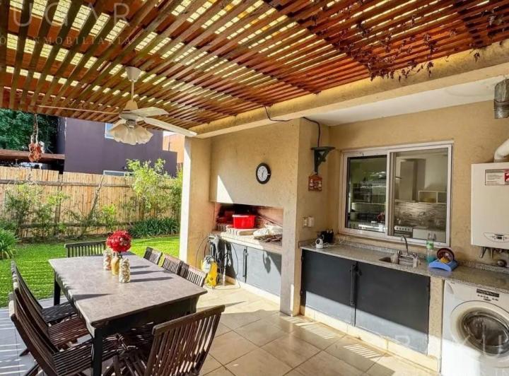 Casa · 108m² · 4 Ambientes · 2 Cocheras