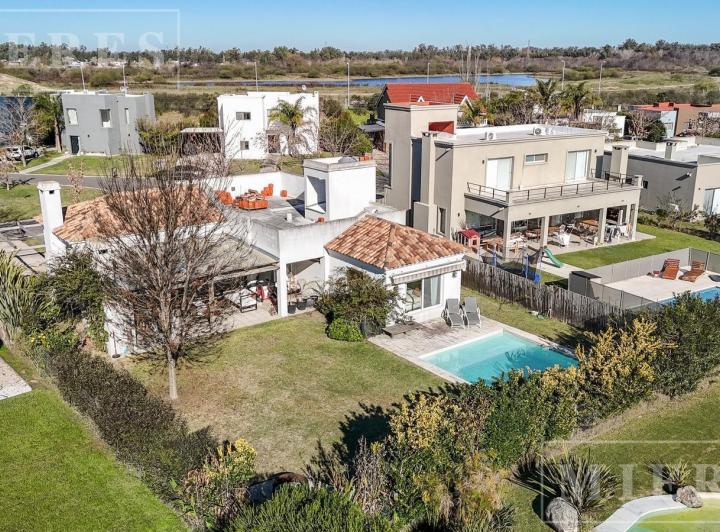 Casa · 173m² · 5 Ambientes · 2 Cocheras
