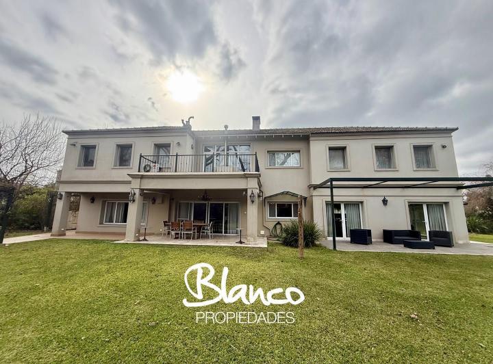 Casa · 380m² · 9 Ambientes · 2 Cocheras