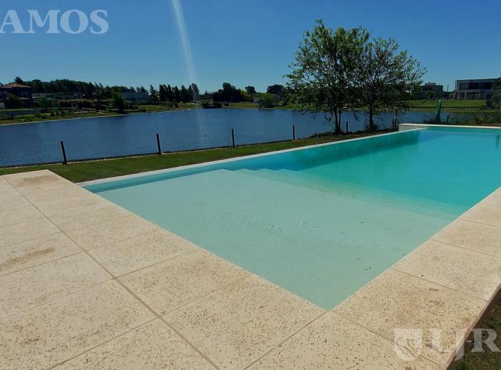 Casa · 266m² · 6 Ambientes · 2 Cocheras
