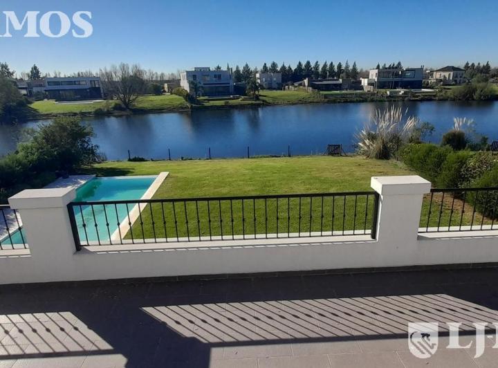 Casa · 252m² · 6 Ambientes · 1 Cochera