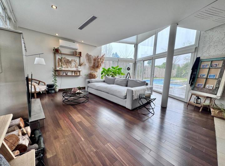 Casa · 450m² · 8 Ambientes · 2 Cocheras