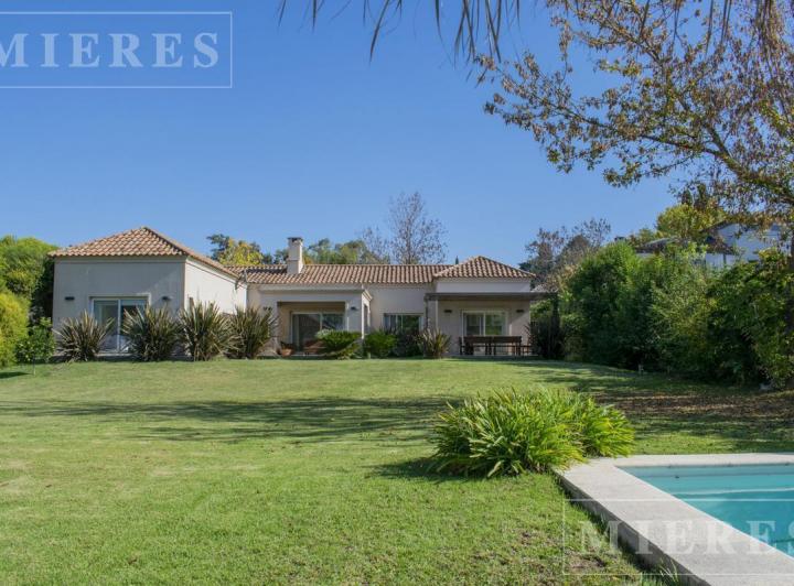 Casa · 300m² · 8 Ambientes · 2 Cocheras