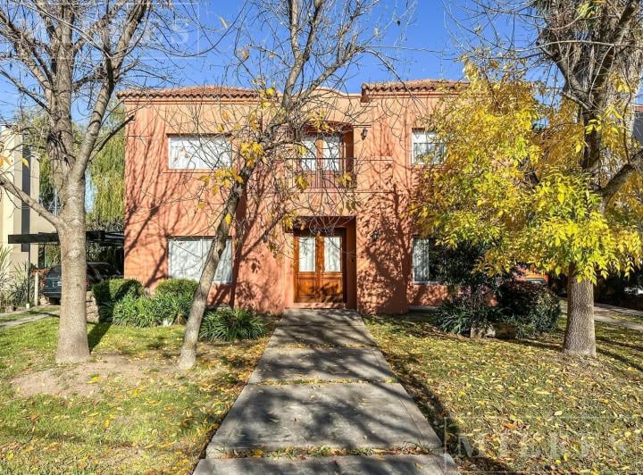 Casa · 260m² · 8 Ambientes · 1 Cochera