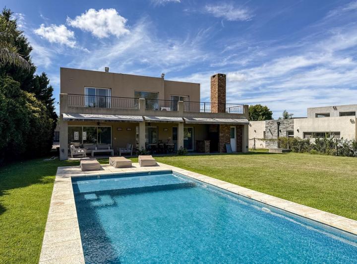 Casa · 224m² · 5 Ambientes · 4 Cocheras