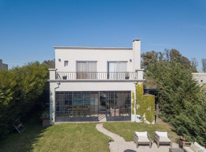 Casa · 130m² · 4 Ambientes · 2 Cocheras