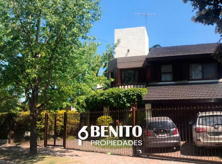 Casa · 330m² · 6 Ambientes · 1 Cochera