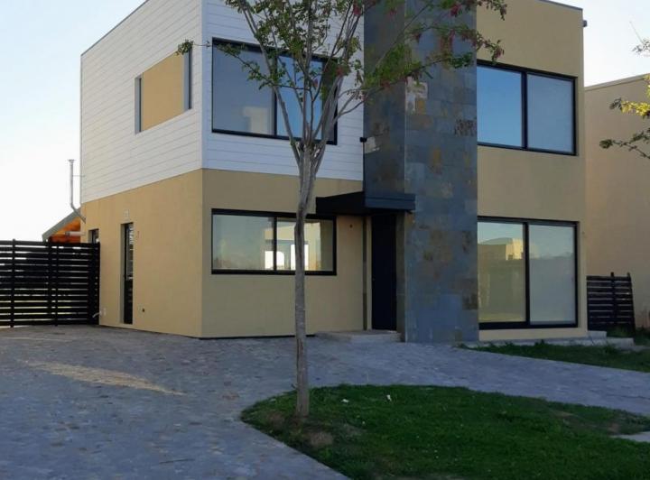 Casa · 160m² · 4 Ambientes · 3 Cocheras