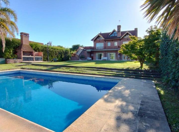 Casa · 390m² · 6 Ambientes · 4 Cocheras