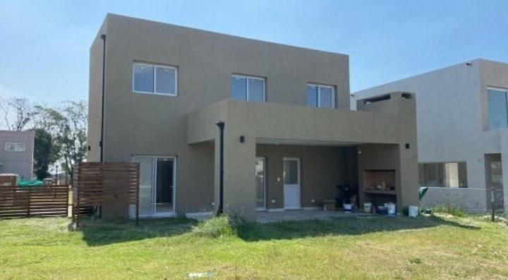 Casa · 141m² · 4 Ambientes · 1 Cochera