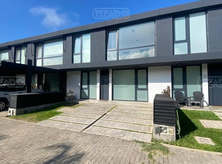 Casa · 143m² · 4 Ambientes · 2 Cocheras