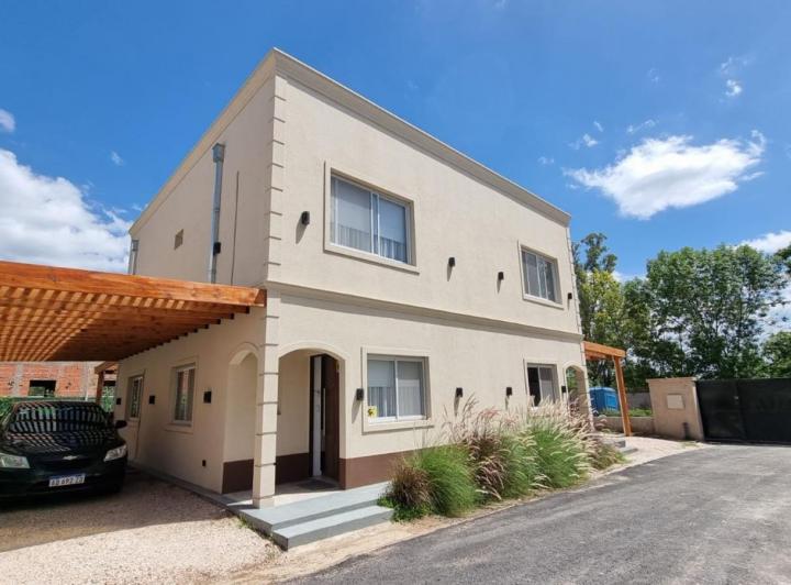 Casa · 125m² · 3 Ambientes · 2 Cocheras