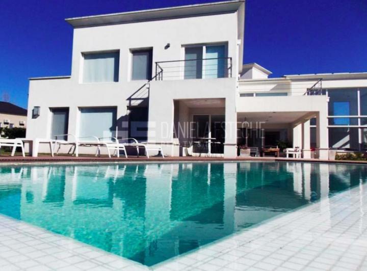 Casa · 350m² · 5 Ambientes · 2 Cocheras