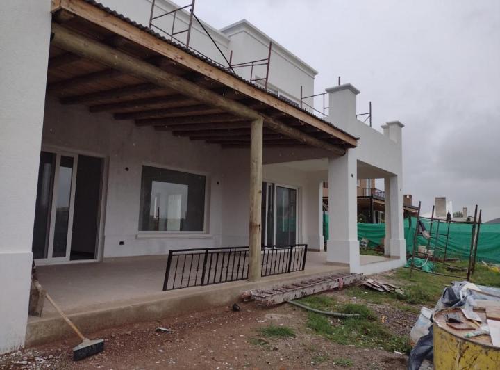 Casa · 210m² · 4 Ambientes · 4 Cocheras