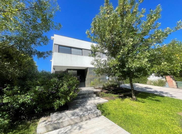 Casa · 231m² · 6 Ambientes · 2 Cocheras